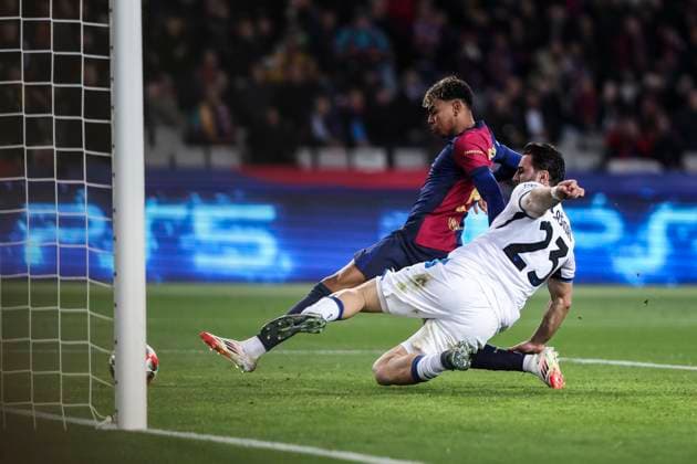 January 29, 2025, Barcelona, Barcelona, SPAIN: Lamine Yamal of FC Barcelona, Barca and Sead Kolasinac of Atalanta BC in action during the UEFA Champions League 2024 25 League Phase MD8, match between FC Barcelona and Atalanta BC at Estadi Olimpic Lluis Companys on January 29, 2025 in Barcelona, Spain. Barcelona SPAIN - ZUMAa181 20250129_zaa_a181_102 Copyright: xJavierxBorregox