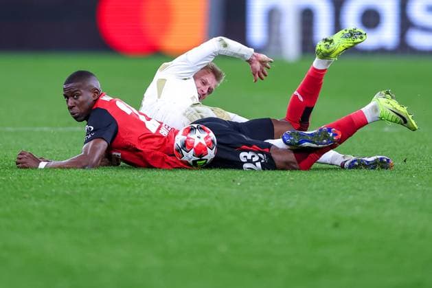 29.01.2025, Fußball, Bayer 04 Leverkusen - AC Sparta Prag, UEFA Champions League, 8. Spieltag, BayArena, Saison 2024 2025: Nordi Mukiele (Bayer04 Leverkusen 23) liegt neben Jaroslav Zeleny (Sparta Prag 30) auf dem Spielfeld Nordrhein-Westfalen Deutschland
