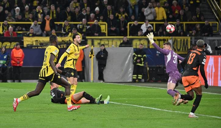Ramy Bensebaini (Borussia Dortmund), mi., erzielt das Tor zum 3:1 29.01.2025, Fussball UEFA Champions League 2024 25, 8. Spieltag Borussia Dortmund - Schachtar Donezk Dortmund Signal Iduna Park Nordrhein Westfalen Deutschland Team2