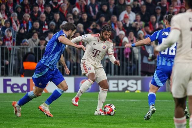 Serge Gnabry (FC Bayern Muenchen, 07) mit Ball mit Kevin Wimmer (SK Slovan Bratislava, 06),, GER, FC Bayern Muenchen vs. SK Slovan Bratislava, Fussball, UEFA Champions League, 8. Spieltag, Spielzeit 2024 2025, 29.01.2025, GER, FC Bayern Muenchen vs. SK Slovan Bratislava, Fussball, UEFA Champions League, 8. Spieltag, Spielzeit 2024 2025, 29.01.2025 Muenchen Copyright: xEibner-Pressefoto JennixMaulx EP_JML
