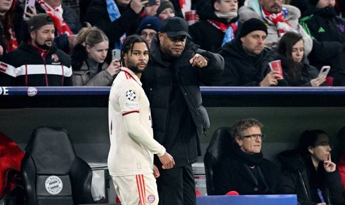 FUSSBALL CHAMPIONS LEAGUE SAISON 2024 2025 Vorrunde 8. Spieltag FC Bayern Muenchen - Slovan Bratislava 29.01.2025 Einwechslung von Serge Gnabry (li, FC Bayern Muenchen) mit Trainer Vincent Kompany (re, FC Bayern Muenchen)