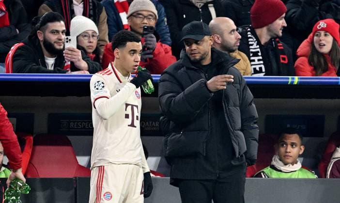 FUSSBALL CHAMPIONS LEAGUE SAISON 2024 2025 Vorrunde 8. Spieltag FC Bayern Muenchen - Slovan Bratislava 29.01.2025 Einwechslung von Jamal Musiala (li, FC Bayern Muenchen) mit Trainer Vincent Kompany (re, FC Bayern Muenchen)