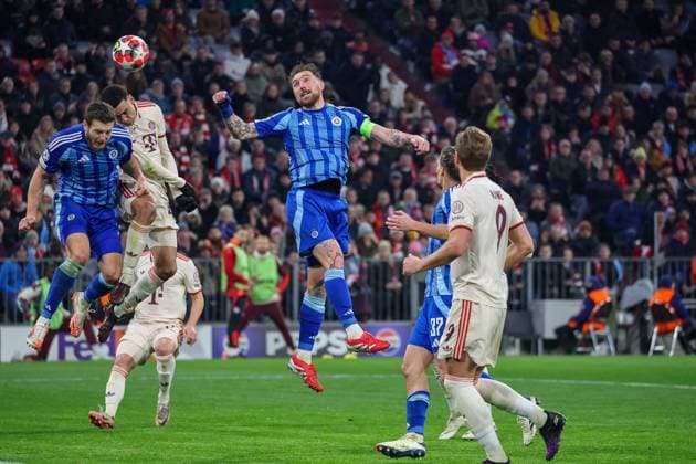 Kopfballduell zwischen Jamal Musiala (FC Bayern Muenchen, 42) und Kevin Wimmer (SK Slovan Bratislava, 06), mit Guram Kashia (SK Slovan Bratislava, 04) und Harry Kane (FC Bayern Muenchen, 09), GER, FC Bayern Muenchen vs. SK Slovan Bratislava, Fussball, UEFA Champions League, 8. Spieltag, Spielzeit 2024 2025, 29.01.2025, GER, FC Bayern Muenchen vs. SK Slovan Bratislava, Fussball, UEFA Champions League, 8. Spieltag, Spielzeit 2024 2025, 29.01.2025 Muenchen Copyright: xEibner-Pressefoto JennixMaulx EP_JML