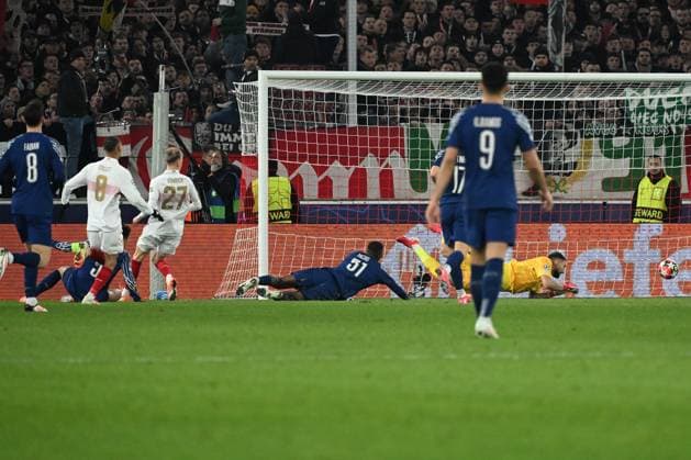 29.01.2025, xjhx, Fussball UEFA Champions League, VfB Stuttgart - Paris St.Germain v.l. Chris Führich (VfB Stuttgart) Torschuetze, erzielt das Tor, Treffer, scores the goal 1:4 Gianluigi Donnarumma (PSG Paris St.Germain) (DFL DFB REGULATIONS PROHIBIT ANY USE OF PHOTOGRAPHS as IMAGE SEQUENCES and or QUASI-VIDEO) Stuttgart