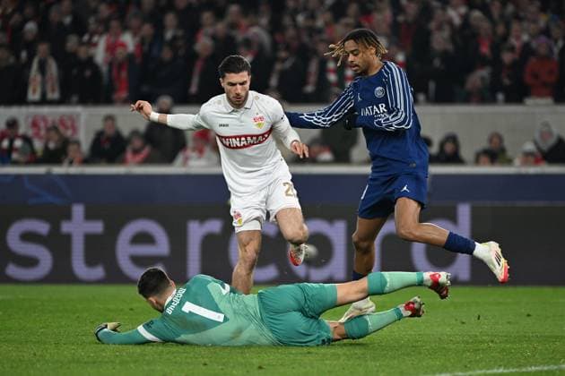 29.01.2025, xjhx, Fussball UEFA Champions League, VfB Stuttgart - Paris St.Germain v.l. Fabian Bredlow (VfB Stuttgart) Leonidas Stergiou (VfB Stuttgart) Bradley Barcola (PSG Paris St.Germain) Zweikampf, Aktion, action, battle for the ball (DFL DFB REGULATIONS PROHIBIT ANY USE OF PHOTOGRAPHS as IMAGE SEQUENCES and or QUASI-VIDEO) Stuttgart