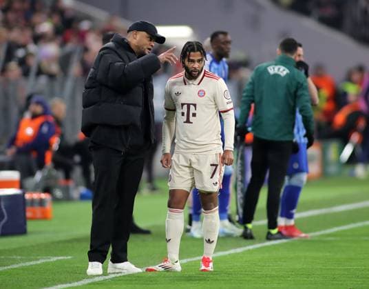 München, Deutschland, 29. Januar 2025: Fussball, Herren, Champions League, Saison 2024 2025, FC Bayern München - SK Slovan Bratislava, Allianz Arena, 8.Spieltag Vincent Kompany, Trainer (FC Bayern München) (li.) mit Serge Gnabry (FC Bayern München) (re.) Anweisungen am Spielfeldrand