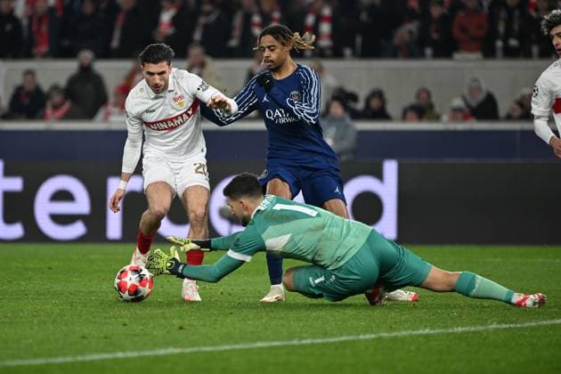 29.01.2025, xjhx, Fussball UEFA Champions League, VfB Stuttgart - Paris St.Germain v.l. Fabian Bredlow (VfB Stuttgart) Leonidas Stergiou (VfB Stuttgart) Bradley Barcola (PSG Paris St.Germain) Zweikampf, Aktion, action, battle for the ball (DFL DFB REGULATIONS PROHIBIT ANY USE OF PHOTOGRAPHS as IMAGE SEQUENCES and or QUASI-VIDEO) Stuttgart