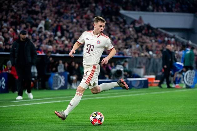 Joshua Kimmich (FC Bayern Muenchen, 06) am Ball, dahinter Vincent Kompany (FC Bayern Muenchen, Trainer), GER, FC Bayern Muenchen vs. SK Slovan Bratislava, Fussball, UEFA Champions League, 8. Spieltag, Spielzeit 2024 2025, 29.01.2025 GER, FC Bayern Muenchen vs. SK Slovan Bratislava, Fussball, UEFA Champions League, 8. Spieltag, Spielzeit 2024 2025, 29.01.2025 Muenchen Copyright: xEibner-Pressefoto Memmlerx EP_MMR