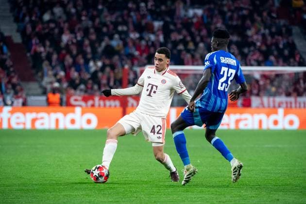 Jamal Musiala (FC Bayern Muenchen, 42) im Zweikampf mit Sharani Zuberu (SK Slovan Bratislava, 23), GER, FC Bayern Muenchen vs. SK Slovan Bratislava, Fussball, UEFA Champions League, 8. Spieltag, Spielzeit 2024 2025, 29.01.2025 GER, FC Bayern Muenchen vs. SK Slovan Bratislava, Fussball, UEFA Champions League, 8. Spieltag, Spielzeit 2024 2025, 29.01.2025 Muenchen Copyright: xEibner-Pressefoto Memmlerx EP_MMR