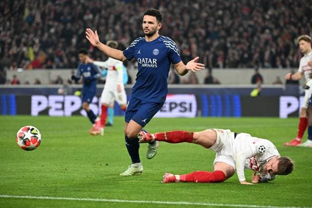 29.01.2025, xjhx, Fussball UEFA Champions League, VfB Stuttgart - Paris St.Germain v.l. Goncalo Ramos (PSG Paris St.Germain) Maximilian Mittelstädt (VfB Stuttgart) Zweikampf, Aktion, action, battle for the ball (DFL DFB REGULATIONS PROHIBIT ANY USE OF PHOTOGRAPHS as IMAGE SEQUENCES and or QUASI-VIDEO) Stuttgart