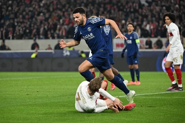29.01.2025, xjhx, Fussball UEFA Champions League, VfB Stuttgart - Paris St.Germain v.l. Goncalo Ramos (PSG Paris St.Germain) Maximilian Mittelstädt (VfB Stuttgart) Zweikampf, Aktion, action, battle for the ball (DFL DFB REGULATIONS PROHIBIT ANY USE OF PHOTOGRAPHS as IMAGE SEQUENCES and or QUASI-VIDEO) Stuttgart