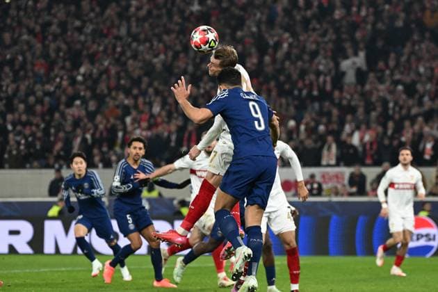 29.01.2025, xjhx, Fussball UEFA Champions League, VfB Stuttgart - Paris St.Germain v.l. Goncalo Ramos (PSG Paris St.Germain) Maximilian Mittelstädt (VfB Stuttgart) Zweikampf, Aktion, action, battle for the ball (DFL DFB REGULATIONS PROHIBIT ANY USE OF PHOTOGRAPHS as IMAGE SEQUENCES and or QUASI-VIDEO) Stuttgart