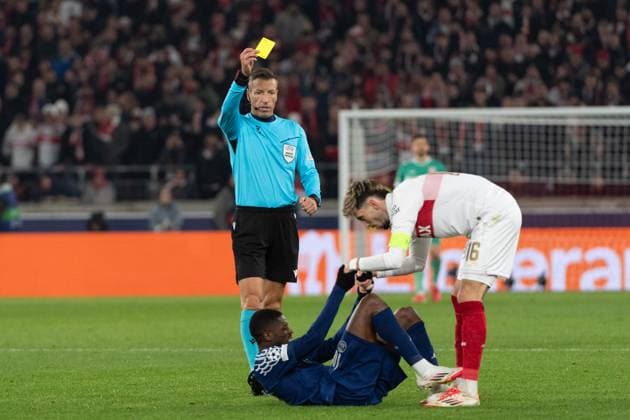 Schiedsrichter Davide Massa (ITA) zeigt Atakan Karazor (VfB Stuttgart, 16) die gelbe Karte nach einem Foul an Ousmane Dembele (Paris Saint-Germain, 10) GER, VfB Stuttgart vs. Paris Saint-Germain, Fussball, Herren, UEFA Champions League, 8. Spieltag, Spielzeit 2024 2025, 29.01.2025, GER, VfB Stuttgart vs. Paris Saint-Germain, Fussball, Herren, UEFA Champions League, 8. Spieltag, Spielzeit 2024 2025, 29.01.2025 Stuttgart Copyright: xEibner-Pressefoto WolfgangxFrankx EP_WFK
