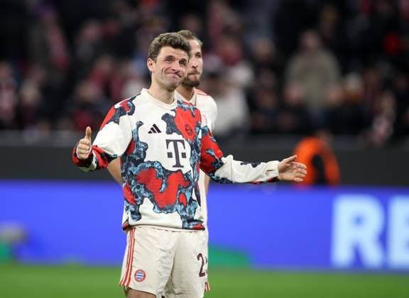 München, Deutschland, 29. Januar 2025: Fussball, Herren, Champions League, Saison 2024 2025, FC Bayern München - SK Slovan Bratislava, Allianz Arena, 8.Spieltag Thomas Müller, Mueller (FC Bayern München) mit Grimasse, Gesichtsausdruck, Ehrenrunde drehen, fragend