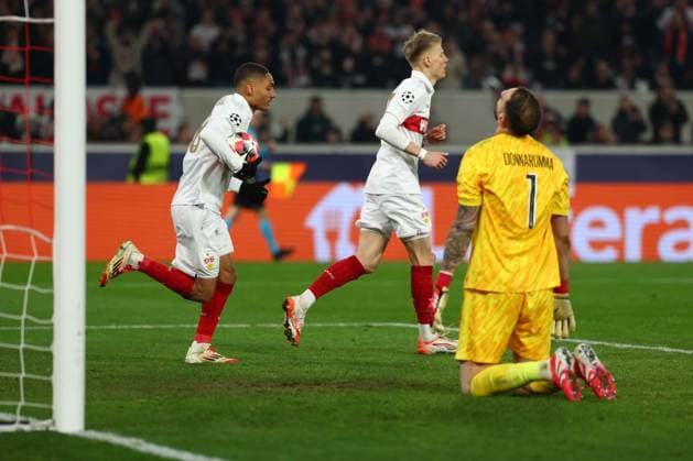 29.01.2025 Stuttgart , Champions League Fußball VfB Stuttgart vs. Paris St. Germain, v.l. Enzo Millot (VfB) Chris Führich (VfB) Gianluigi Donnarumma (PSG) nach dem Tor zum 1:4 Gemäß den Vorgaben der DFL Deutschen Fuï¬‚ball Liga ist es untersagt, in dem Stadion und oder vom Spiel angefertigte Fotoaufnahmen in Form von Sequenzbildern und oder videoähnlichen Fotostrecken zu verwerten bzw. verwerten zu lassen.