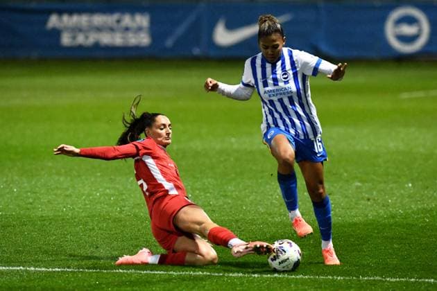 Sport Themen der Woche KW05 Sport Bilder des Tages Brighton and Hove Albion Women v Durham Women FC Women s FA Cup 29 01 2025. 4th Round Mollie Lambert Midfielder of Durham Women slides in on Jorelyn Carabali Defender of Brighton & Hove Albion during the Women s FA Cup match between Brighton and Hove Albion Women and Durham FC Women at The American Express elite football performance centre, Lancing, England on 29 January 2025. Lancing American Express elite football performance centre West Sussex England Editorial use only , Copyright: xJeffxMoodx PSI-21350-0023