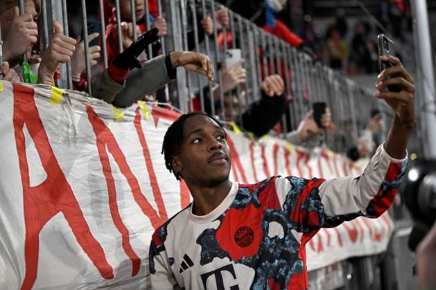 29.01.2025, Fussball UEFA Championsleague 2024 2025: 8.Spieltag, FC Bayern München - Slovan Bratislava, in der Allianz-Arena München. Mathys Tel (Bayern München) verabschiedet sich von den Fans und macht noch Selfies