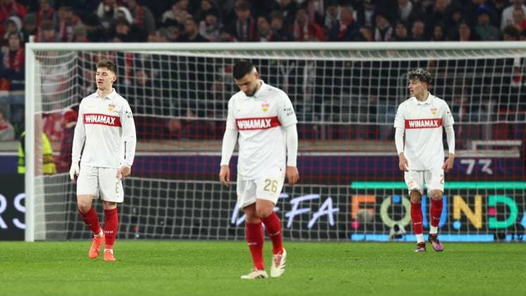 29.01.2025 Stuttgart , Champions League Fußball VfB Stuttgart vs. Paris St. Germain, v.l. Angelo Stiller (VfB) Deniz Undav (VfB) Ameen Al-Dakhil (VfB), Niedergeschlagenheit nach der Niederlage Gemäß den Vorgaben der DFL Deutschen Fuï¬‚ball Liga ist es untersagt, in dem Stadion und oder vom Spiel angefertigte Fotoaufnahmen in Form von Sequenzbildern und oder videoähnlichen Fotostrecken zu verwerten bzw. verwerten zu lassen.