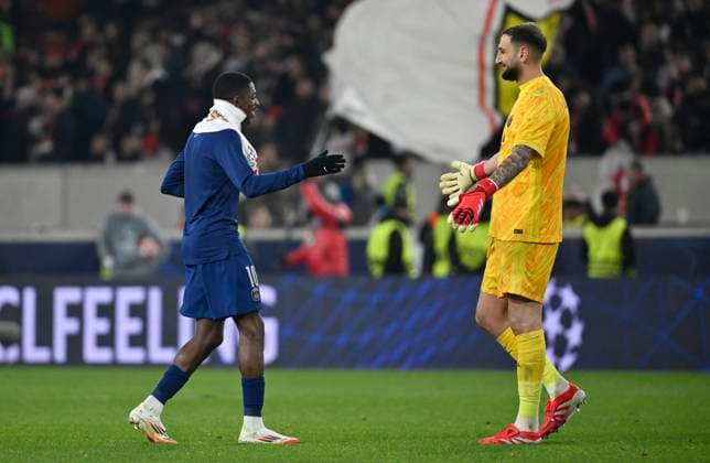 nach Spielende: Schlussjubel, Freude, Glueck, Jubel Torwart Gianuigi Donnarumma FC Paris Saint-Germain PSG (01) mit Ousmane Dembele FC Paris Saint-Germain PSG (10) im Trikot von Atakan Karazor VfB Stuttgart (16) Champions League VfB Stuttgart vs Paris St. Germain PSG 29.01.2025 DFL REGULATIONS PROHIBIT ANY USE OF PHOTOGRAPHS AS IMAGE SEQUENCES AND OR QUASI-VIDEO Champions League VfB Stuttgart vs Paris St. Germain PSG