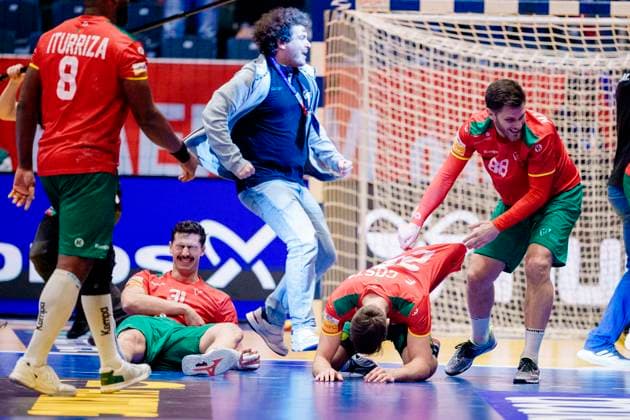 Sport Themen der Woche KW05 Sport Bilder des Tages Men s Handball World Championship, WM, Weltmeisterschaft 2025: Quarter-finals Portugal - Germany Fornebu 20250129. Portugal s Salvador Salvador, Francisco Costa and Portugal s Fabio Magalhaes after the victory against Germany in the quarterfinals of the World Handball Championship in Unity Arena. Photo: Stian Lysberg Solum NTB Fornebu Norway EDITORIAL USE ONLY. RESTRICTED USE FOR BETTING COMPANIES Ref:_SPOC3u2rq9Wg5M.jpg *** Men s Handball World Championship 2025 Quarter finals Portugal Germany Fornebu 20250129 Portugal s Salvador Salvador, Francisco Costa and Portugal s Fabio Magalhaes after the victory against Germany in the quarterfinals of the World Handball Championship in Unity Arena Photo Stian Lysberg Solum NTB Fornebu Norway EDITORIAL USE ONLY RESTRICTED USE FOR BETTING COMPANIES  Copyright: xStianxLysbergxSolumx xNTBx