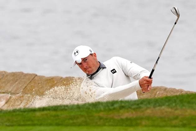 PEBBLE BEACH, CA - JANUARY 29: PGA, Golf Herren golfer Jordan Spieth hits a shot out of the sand on the 18th hole during practice for the AT&T Pebble Beach Pro AM on January 29, 2025, at Pebble Beach Golf Links in Pebble Beach, California. (Photo by Brian Spurlock Icon Sportswire) GOLF: JAN 29 PGA AT&T Pebble Beach Pro-Am EDITORIAL USE ONLY Icon25012915