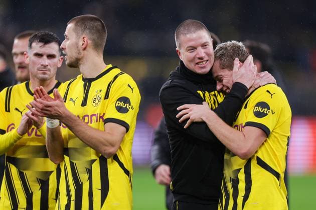 29.01.2025, UEFA Champions League, 8. Spieltag, Borussia Dortmund - Shakhtar Donetsk, v. l. Trainer Mike Tullberg (Borussia Dortmund) umarmt Julian Ryerson (Borussia Dortmund), Dortmund Signal Iduna Park NRW Deutschland xRHR-FOTO DEx Copyright: DennisxEwert RHR-FOTOx RHR-FOTO DE