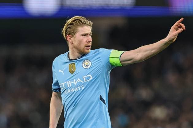 UEFA Champions League Matchday 8 of 8 Manchester City v Club Brugge Kevin De Bruyne of Manchester City gives his team instructions during the UEFA Champions League Matchday 8 of 8 Manchester City vs Club Brugge at Etihad Stadium, Manchester, United Kingdom, 29th January 2025 (Photo by Mark Cosgrove News Images) Manchester Etihad Stadium Manchester United, ManU Kingdom Copyright: xMarkxCosgrove NewsxImagesx