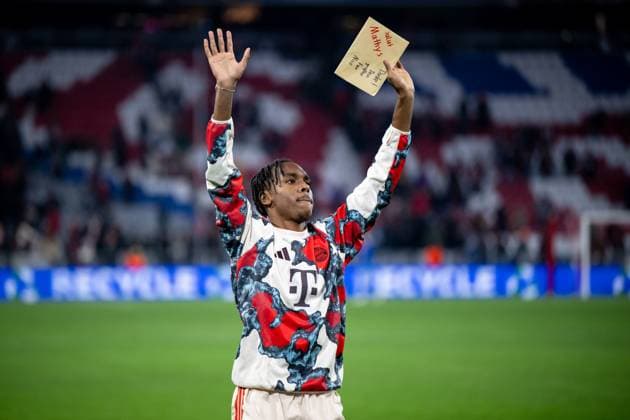 Mathys Tel (FC Bayern Muenchen, 39) geht nach dem Spiel zu den Fans und verabschiedet sich winkt mit einem Briefumschlag Schild mit dem Schriftzug Salut Mathys, Danke! Dein groeßter Fan Nico, GER, FC Bayern Muenchen vs. SK Slovan Bratislava, Fussball, UEFA Champions League, 8. Spieltag, Spielzeit 2024 2025, 29.01.2025 GER, FC Bayern Muenchen vs. SK Slovan Bratislava, Fussball, UEFA Champions League, 8. Spieltag, Spielzeit 2024 2025, 29.01.2025 Muenchen Copyright: xEibner-Pressefoto Memmlerx EP_MMR