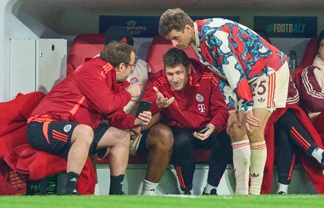Thomas MUELLER, MÜLLER, FCB 25 in discussions with assists in the League Phase MD8 match FC BAYERN MUENCHEN - SK SLOVAN BRATISLAVA of football UEFA Champions League in season 2024 2025 in Munich, Jan 29, 2025 , FCB, 8.Spieltag, München