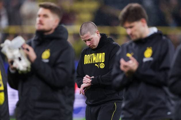 29.01.2025, UEFA Champions League, 8. Spieltag, Borussia Dortmund - Shakhtar Donetsk, Trainer Mike Tullberg (Borussia Dortmund) schaut auf die Uhr, Dortmund Signal Iduna Park NRW Deutschland xRHR-FOTO DEx Copyright: DennisxEwert RHR-FOTOx RHR-FOTO DE