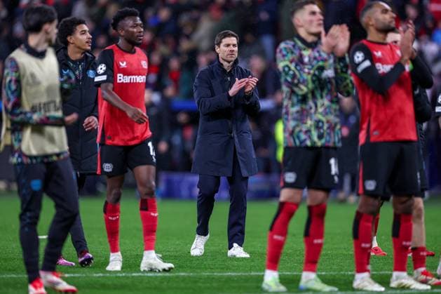 29.01.2025, Fußball, Bayer 04 Leverkusen - AC Sparta Prag, UEFA Champions League, 8. Spieltag, BayArena, Saison 2024 2025: Cheftrainer Xabi Alonso (Bayer 04 Leverkusen Trainer) feiert zusammen mit der Mannschaft den 2:0 Sieg Nordrhein-Westfalen Deutschland