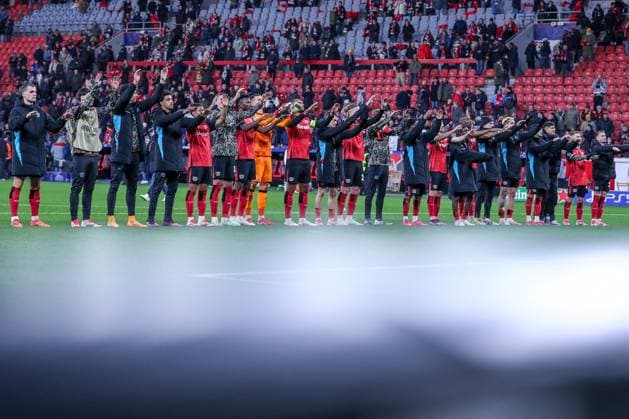 29.01.2025, Fußball, Bayer 04 Leverkusen - AC Sparta Prag, UEFA Champions League, 8. Spieltag, BayArena, Saison 2024 2025: Abschlussjubel nach dem 2:0 Sieg für Leverkusen. Die Mannschaft steht jubelnd zusammen vor den fans Nordrhein-Westfalen Deutschland