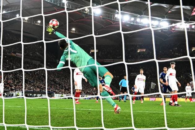 29.01.2025, xjhx, Fussball UEFA Champions League, VfB Stuttgart - Paris St.Germain v.l. Ousame Dembele (PSG Paris St.Germain) Torschuetze, erzielt das Tor, Treffer, scores the goal 0:4 Fabian Bredlow (VfB Stuttgart) (DFL DFB REGULATIONS PROHIBIT ANY USE OF PHOTOGRAPHS as IMAGE SEQUENCES and or QUASI-VIDEO) Stuttgart