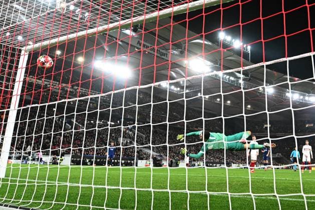 29.01.2025, xjhx, Fussball UEFA Champions League, VfB Stuttgart - Paris St.Germain v.l. Ousame Dembele (PSG Paris St.Germain) Torschuetze, erzielt das Tor, Treffer, scores the goal 0:4 Fabian Bredlow (VfB Stuttgart) (DFL DFB REGULATIONS PROHIBIT ANY USE OF PHOTOGRAPHS as IMAGE SEQUENCES and or QUASI-VIDEO) Stuttgart