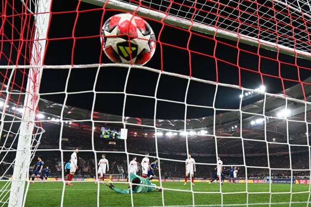 29.01.2025, xjhx, Fussball UEFA Champions League, VfB Stuttgart - Paris St.Germain v.l. Ousame Dembele (PSG Paris St.Germain) Torschuetze, erzielt das Tor, Treffer, scores the goal 0:4 Fabian Bredlow (VfB Stuttgart) (DFL DFB REGULATIONS PROHIBIT ANY USE OF PHOTOGRAPHS as IMAGE SEQUENCES and or QUASI-VIDEO) Stuttgart
