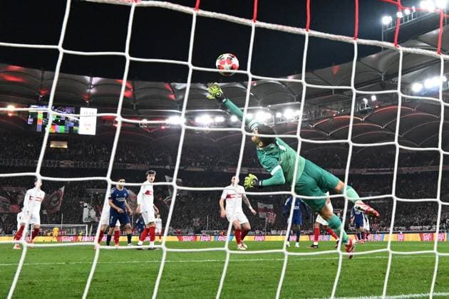 29.01.2025, xjhx, Fussball UEFA Champions League, VfB Stuttgart - Paris St.Germain v.l. Ousame Dembele (PSG Paris St.Germain) Torschuetze, erzielt das Tor, Treffer, scores the goal 0:4 Fabian Bredlow (VfB Stuttgart) (DFL DFB REGULATIONS PROHIBIT ANY USE OF PHOTOGRAPHS as IMAGE SEQUENCES and or QUASI-VIDEO) Stuttgart