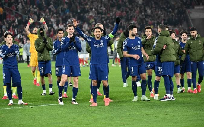 29.01.2025, xjhx, Fussball UEFA Champions League, VfB Stuttgart - Paris St.Germain v.l. Jubel, Freude über den Sieg Bradley Barcola (PSG Paris St.Germain) Gianluigi Donnarumma (PSG Paris St.Germain) Senny Mayulu (PSG Paris St.Germain) Fabian Ruiz (PSG Paris St.Germain) Marquinhos (PSG Paris St.Germain) Goncalo Ramos (PSG Paris St.Germain) (DFL DFB REGULATIONS PROHIBIT ANY USE OF PHOTOGRAPHS as IMAGE SEQUENCES and or QUASI-VIDEO) Stuttgart