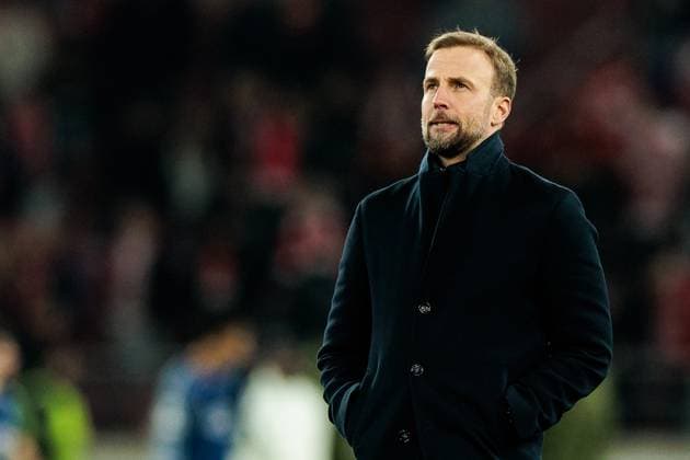UEFA Champions League: VfB Stuttgart - FC Paris Saint-Germain; 29.01.2025 Sebastian Hoeneß (Cheftrainer VfB Stuttgart) frustriert, niedergeschlagen, emotional nach der Niederlage und dem damit verbundenen Champions League Aus UEFA Champions League: VfB Stuttgart - FC Paris Saint-Germain; Stuttgart, Arena Stuttgart am 29.01.2025 Copyright: xBEAUTIFULxSPORTS Wunderlx