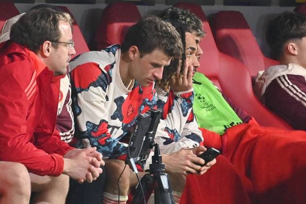 Thomas MUELLER (MÜLLER,Bayern Muenchen) schaut nach Auswechslung auf sein Smartphone und checkt die Spielstaende. Fussball Champions League Ligaphase, FC Bayern Muenchen - SK Slovan Bratislava 3-1 am 29.01.2025 , A L L I A N Z A R E N A.