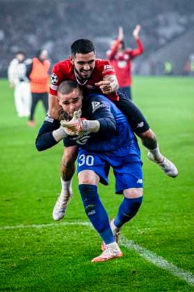 Sport Themen der Woche KW05 Sport Bilder des Tages LOSC Lille goalkeeper Lucas Chevalier and LOSC Lille midfielder Remy Cabella celebrating the win, during the match Lille - Feyenoord at the Stade Pierre Mauroy for the UEFA Champions League - League phase - Matchday 8 season 2024-2025 in LILLE, France on 29 januari 2025, (photo by Stefan Koops EYE4images DeFodi Images) Defodi-746_211735 *** LOSC Lille goalkeeper Lucas Chevalier and LOSC Lille midfielder Remy Cabella celebrating the win, during the match Lille Feyenoord at the Stade Pierre Mauroy for the UEFA Champions League phase Matchday 8 season 2024 2025 in LILLE, France on 29 januari 2025, photo by Stefan Koops EYE4images DeFodi Images Defodi 746 211735 Defodi-746