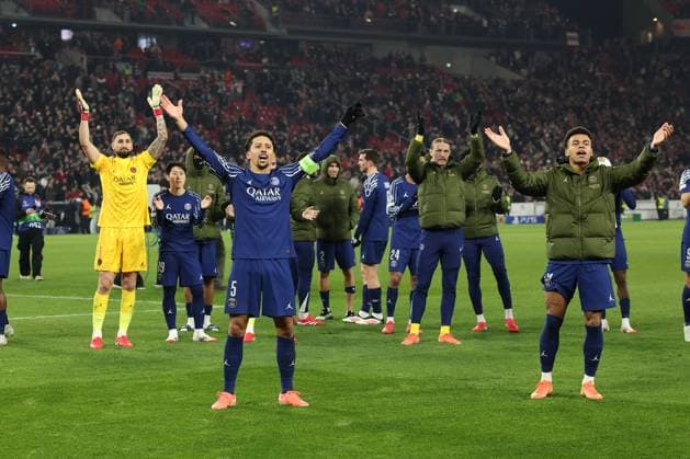 Stuttgart 29. January 2025 Uefa Champions League phase 2024 25 Matchday 8, VFB Stuttgart - Paris Saint Germain v.l., Torwart Gianluigi Donnarumma (Paris Saint-Germain), Marquinhos (Paris Saint-Germain) bedankt sich bei den Fans, bedanken, Dank. Mannschaft nach dem Spiel, after the match bedankt sich bei den Fans, applauds the fans Copyright: JoaquimxFerreira