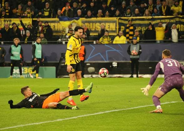 29.01.2025, xgrfx, Fussball UEFA Champions League, Borussia Dortmund - Schachtar Donezk v.l. Tor, Ramy Bensebaini (Borussia Dortmund) (DFL DFB REGULATIONS PROHIBIT ANY USE OF PHOTOGRAPHS as IMAGE SEQUENCES and or QUASI-VIDEO) Dortmund