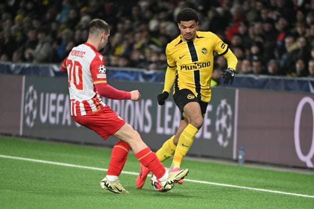 29.01.2025, Bern, Stadion Wankdorf, Uefa Champions League: BSC Young Boys - Roter Stern Belgrad, 24 Zachary Athekame (Young Boys) gegen 70 Ognjen Mimovic (Belgrad). Bern Stadion Wankdorf Bern Switzerland Copyright: xJustPictures.ch ManuelxWinterbergerx jp-de-MaWi-MWI_1184