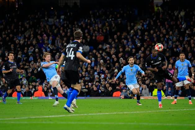 Manchester City v Club Brugge Champions League 29 01 2025. Kevin De Bruyne (17) of Manchester City has a shot on goal during the Champions League match between Manchester City and Club Brugge at the Etihad Stadium, Manchester, England on 29 January 2025. Manchester Etihad Stadium Manchester England Editorial use only , Copyright: xConorxMolloyx PSI-21352-0085