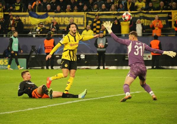 29.01.2025, xgrfx, Fussball UEFA Champions League, Borussia Dortmund - Schachtar Donezk v.l. Tor, Ramy Bensebaini (Borussia Dortmund) (DFL DFB REGULATIONS PROHIBIT ANY USE OF PHOTOGRAPHS as IMAGE SEQUENCES and or QUASI-VIDEO) Dortmund