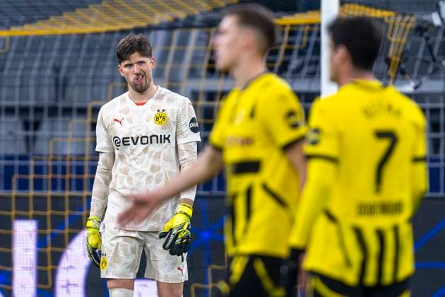 29.01.2025, Borussia Dortmund - Schachtar Donezk, UEFA Champions League, 8. Spieltag: Dortmunds Torwart Gregor Kobel reagiert nach dem Schlusspfiff. WICHTIGER HINWEIS: Gemäß den Vorgaben der UEFA ist es untersagt, in dem Stadion und oder vom Spiel angefertigte Fotoaufnahmen in Form von Sequenzbildern und oder videoähnlichen Fotostrecken zu verwerten bzw. verwerten zu lassen. Copyright: xDavidxInderliedx