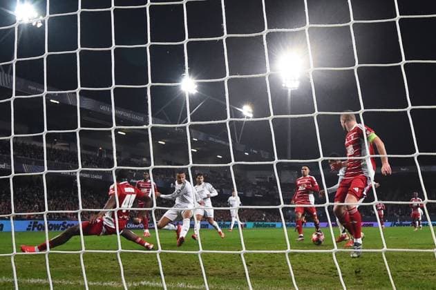 FOOTBALL : Brest vs Real Madrid - Ligue des Champions - 29 01 2025 Photo taken with a remote camera - Jude Bellingham ( 5 - Real Madrid ) beats Marco Bizot ( 40 - Brest ) and scores a goal during the UEFA Champions League match between Stade Brestois 29 and Real Madrid CF at Stade de Roudourou on January 29 , 2025 in Guingamp, France. ( Photo by Dante Badano PsnewZ ) - GuingampFrance  Copyright: xDantexBadanox