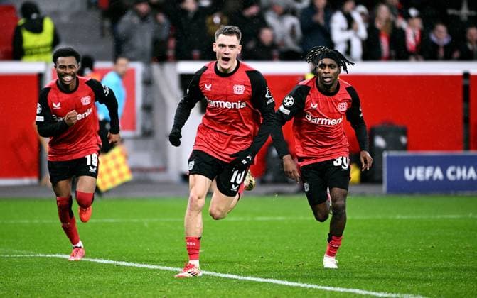 Fussball, Champions League, Deutschland, Herren, Saison 2024 2025, 8. Spieltag, BayArena Leverkusen: Bayer Leverkusen - Sparta Prag 2:0; Jubel Florian Wirtz (LEV) nach seinem Tor zum 1:0, zusammen mit Jeremie Frimpong (LEV). Jubel, Freude, Aktion.