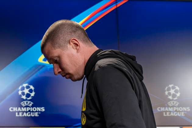 29.01.2025, Borussia Dortmund - Schachtar Donezk, UEFA Champions League, 8. Spieltag: Dortmunds Trainer Mike Tullberg spricht während der Pressekonferenz. WICHTIGER HINWEIS: Gemäß den Vorgaben der UEFA ist es untersagt, in dem Stadion und oder vom Spiel angefertigte Fotoaufnahmen in Form von Sequenzbildern und oder videoähnlichen Fotostrecken zu verwerten bzw. verwerten zu lassen. Copyright: xDavidxInderliedx