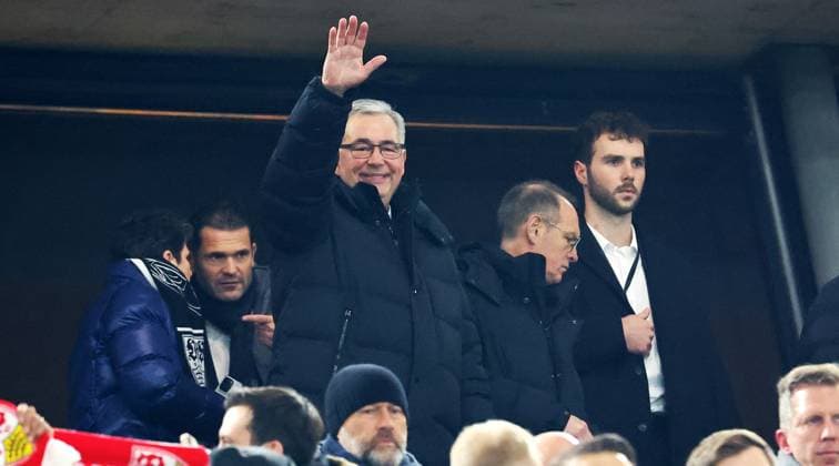 29.01.2025 Stuttgart , Champions League Fußball VfB Stuttgart vs. Paris St. Germain, Präsident Dietmar Allgaier (VfB, 2.v.l.) Gemäß den Vorgaben der DFL Deutschen Fuï¬‚ball Liga ist es untersagt, in dem Stadion und oder vom Spiel angefertigte Fotoaufnahmen in Form von Sequenzbildern und oder videoähnlichen Fotostrecken zu verwerten bzw. verwerten zu lassen.
